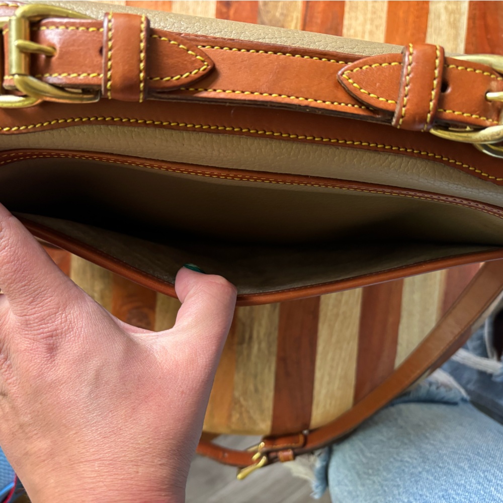 Vintage Leather Cream and Tan Dooney & Bourke Crossbody Bag - Picture 7 of 16
